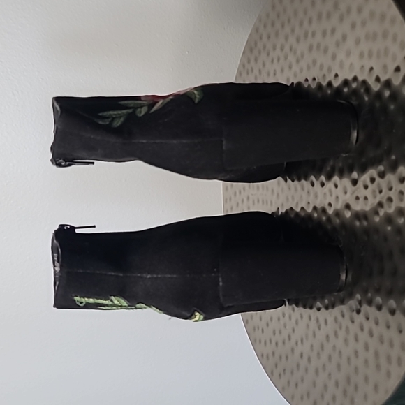 Open toed rose boots - Picture 3 of 8